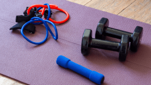 Accesorios para entrenamiento utilizados en rutina fitness y gimnasio.