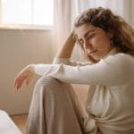 persona reflexionando sobre sus emociones como parte del desarrollo de la inteligencia emocional