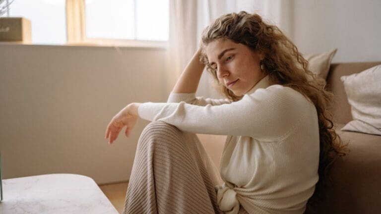 persona reflexionando sobre sus emociones como parte del desarrollo de la inteligencia emocional