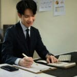 Persona extranjera preparando documentos para montar un negocio en España