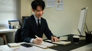 Persona extranjera preparando documentos para montar un negocio en España