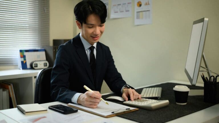 Persona extranjera preparando documentos para montar un negocio en España