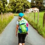 Peregrinos caminando en el Camino de Santiago durante una etapa del recorrido hacia Santiago de Compostela.