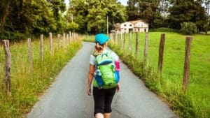 Peregrinos caminando en el Camino de Santiago durante una etapa del recorrido hacia Santiago de Compostela.