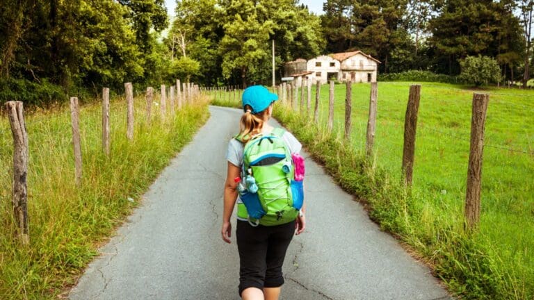 Peregrinos caminando en el Camino de Santiago durante una etapa del recorrido hacia Santiago de Compostela.