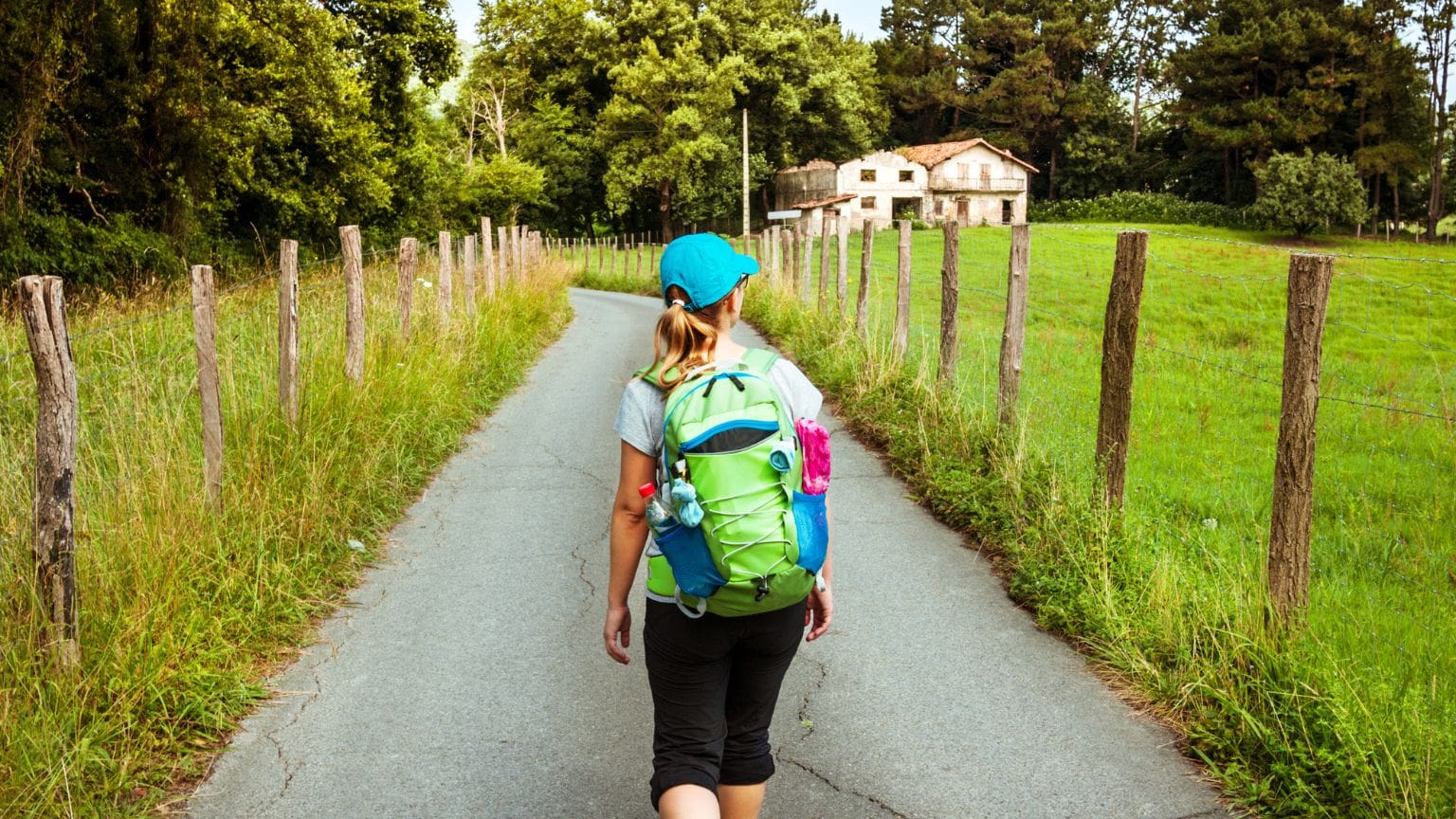 Peregrinos caminando en el Camino de Santiago durante una etapa del recorrido hacia Santiago de Compostela.