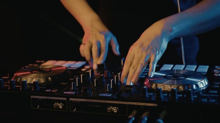 alquiler de equipos de sonido con técnico ajustando mesa de mezclas en evento nocturno