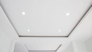 Instalar techo tensado sin obra en salón moderno con iluminación LED
