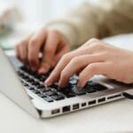 Estrategias de venta online aplicadas en una plataforma educativa online desde un ordenador portátil