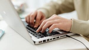 Estrategias de venta online aplicadas en una plataforma educativa online desde un ordenador portátil