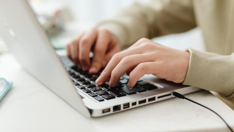 Estrategias de venta online aplicadas en una plataforma educativa online desde un ordenador portátil