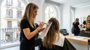 ¿Qué son las mechas balayage y cómo se aplican en Barcelona?
