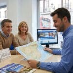 ¿Qué es una agencia de viajes en España y su función para los viajeros?