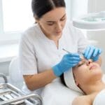 ¿Qué es la limpieza facial profunda y cómo beneficia a la piel?