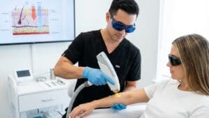 ¿Qué es la depilación láser y cómo funciona en la piel?