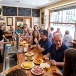 ¿Qué es un bar de tapas y cuál es su importancia cultural?