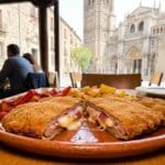 ¿Qué es el cachopo y por qué se ha vuelto tan popular en Toledo?