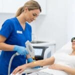 ¿Qué es la depilación láser y cómo ayuda a eliminar el vello?