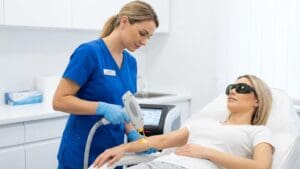 ¿Qué es la depilación láser y cómo ayuda a eliminar el vello?