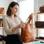 ¿Qué busca la mujer en un bolso de cuero artesanal?