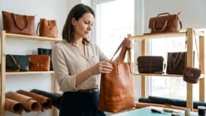 ¿Qué busca la mujer en un bolso de cuero artesanal?