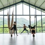 ¿Qué es el yoga aéreo y cómo se practica en Asturias?