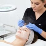 ¿Qué es la limpieza facial profunda y por qué es tan importante para la piel?