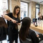 ¿Qué es la peluquería brasileña y cómo transforma el cabello?