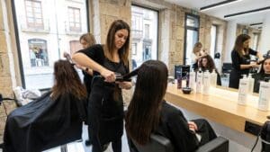 ¿Qué es la peluquería brasileña y cómo transforma el cabello?
