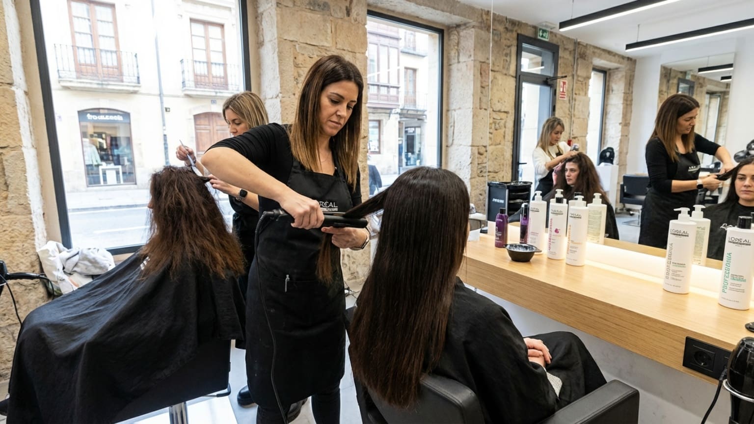 ¿Qué es la peluquería brasileña y cómo transforma el cabello?