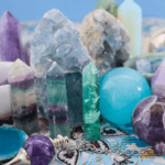 Cristales para la energía en entorno relajante con luz natural.