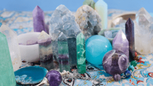 Cristales para la energía en entorno relajante con luz natural.