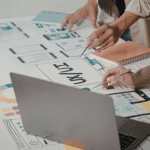 equipo creativo desarrollando campañas de publicidad creativas en agencia.