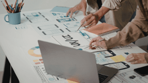 equipo creativo desarrollando campañas de publicidad creativas en agencia.