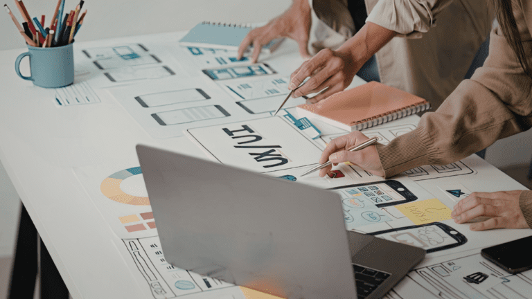 equipo creativo desarrollando campañas de publicidad creativas en agencia.