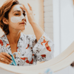 Rutina skincare coreano con productos organizados para cuidado facial coreano.