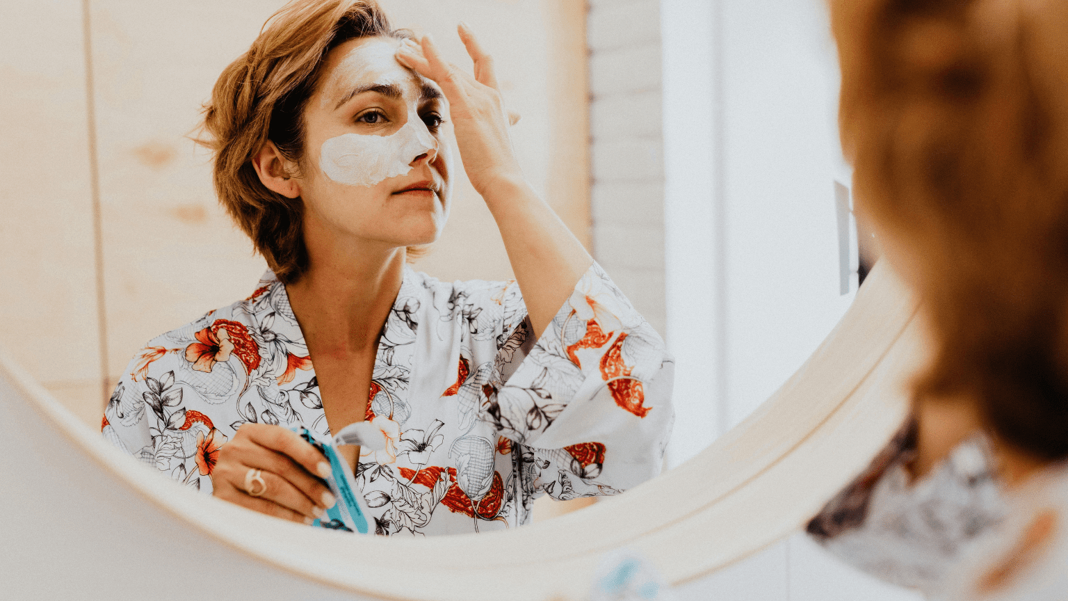 Rutina skincare coreano con productos organizados para cuidado facial coreano.