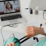 Persona hablando con un psicólogo en español para expatriados durante una sesión online desde casa.