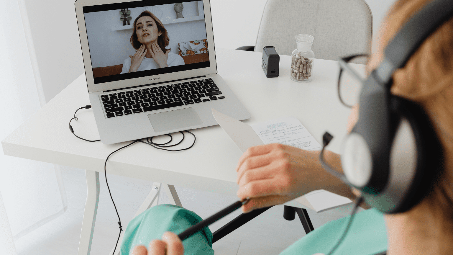 Persona hablando con un psicólogo en español para expatriados durante una sesión online desde casa.