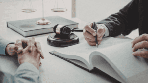 Abogado penalista revisando estrategia de defensa en despacho profesional.