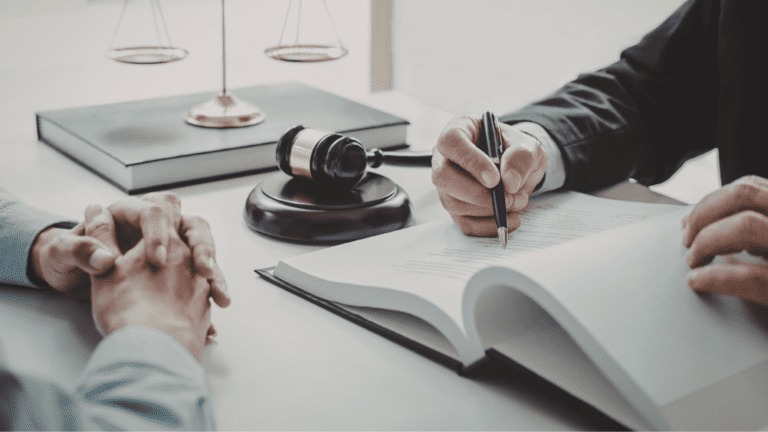 Abogado penalista revisando estrategia de defensa en despacho profesional.