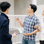 Agencia inmobiliaria asesorando a compradores durante la búsqueda de vivienda.