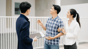 Agencia inmobiliaria asesorando a compradores durante la búsqueda de vivienda.