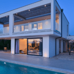 Villas de lujo en España con piscina privada y vistas exclusivas al mar.