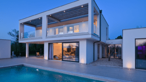 Villas de lujo en España con piscina privada y vistas exclusivas al mar.