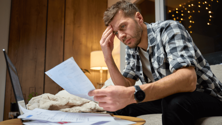 Persona aliviada tras acogerse a la ley de segunda oportunidad y cancelar deudas