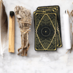 Limpieza energética del hogar con incienso y ambiente relajante.