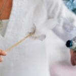 Tienda espiritual con ritual de limpieza y armonización energética mediante sahumerio y pluma para potenciar la energía positiva del entorno