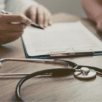 Consulta médica sobre tratamiento para la disfunción eréctil en clínica especializada.