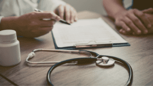 Consulta médica sobre tratamiento para la disfunción eréctil en clínica especializada.